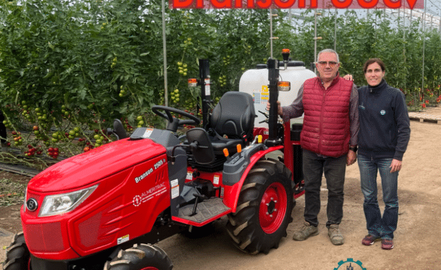 Entregamos a nuestro amigo y cliente Gines este miniTractor adaptado con cuba de 300lt para fumigar entre los líneos del invernadero.